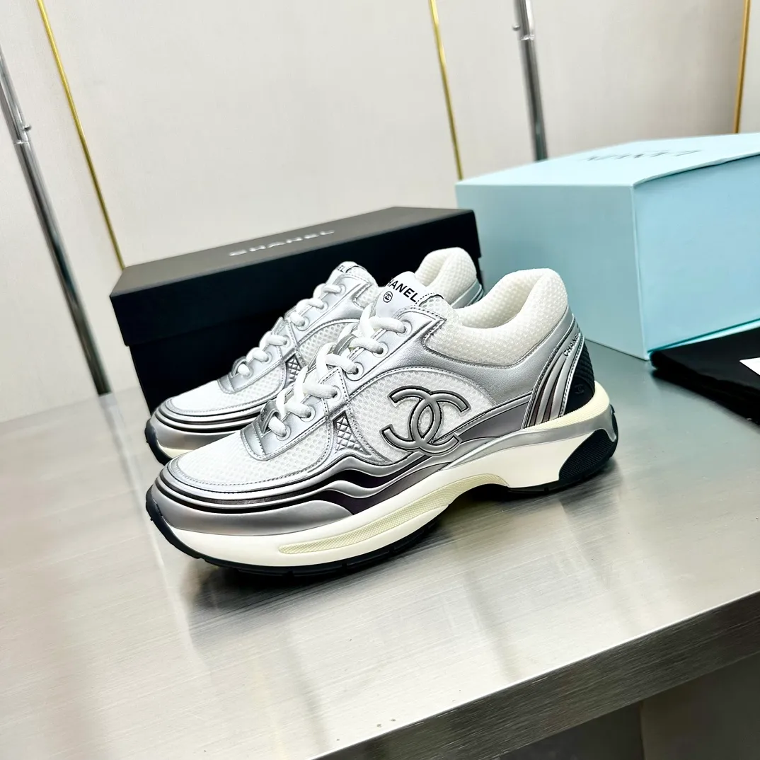 👟👟Ex-factory price 640 👟👟 Women's Shoes Women's Clothing Chanel Chanel 23C Early Spring Resort Series Xiaoxiang Metal Casual Sports Shoes Gold Silver Horn King The latest foreign catwalk series Chanel Chanel 2023 Early Spring Series is held in the second smallest country in the world. The series is inspired by Monaco's international seaside lifestyle, from the F1 racing track to beach swimming pools, from casinos to tennis courts, to create a diverse and unique new series of racing driver's helmets, jumpsuits and other elements that have been reinterpreted to be more fashionable. Exquisite packaging at the delivery counter 🛍📦 ▪️Fabric: Original imported metal cowhide + technical fabric ▪️Inner lining: Original custom-made breathable mesh ▪️Sole: Original molded ultra-light foam combination outsole ▪️Sole thickness: 3.5CM ▪️Size: Women’s 35-41